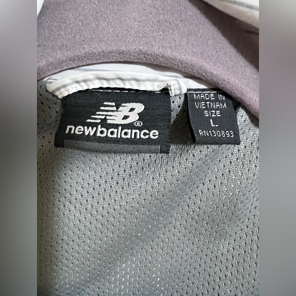 EUC New Balance White/ Grey Striped Windbreaker Rain Jacket Sz L - Picture 4 of 5